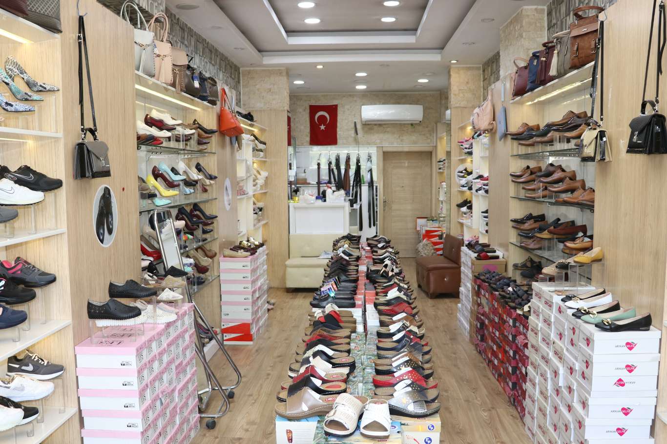Tam kapanma sürecinde esnafa ve çalışanlara 10 milyon TL destek Tam kapanma sürecinde esnafa ve çalışanlara 10 milyon TL destek